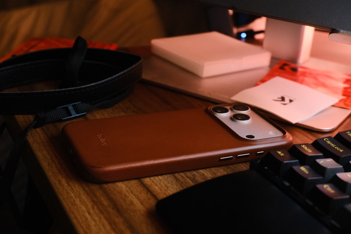 DC Dimming ekran parlaklığı kontrolünü temsil eden modern OLED akıllı telefon