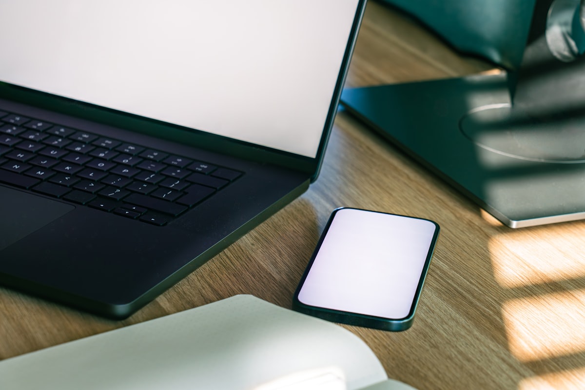 DisplayPort Alt Mode ile USB-C üzerinden görüntü aktarımını temsil eden telefon ve bilgisayar çalışma masası