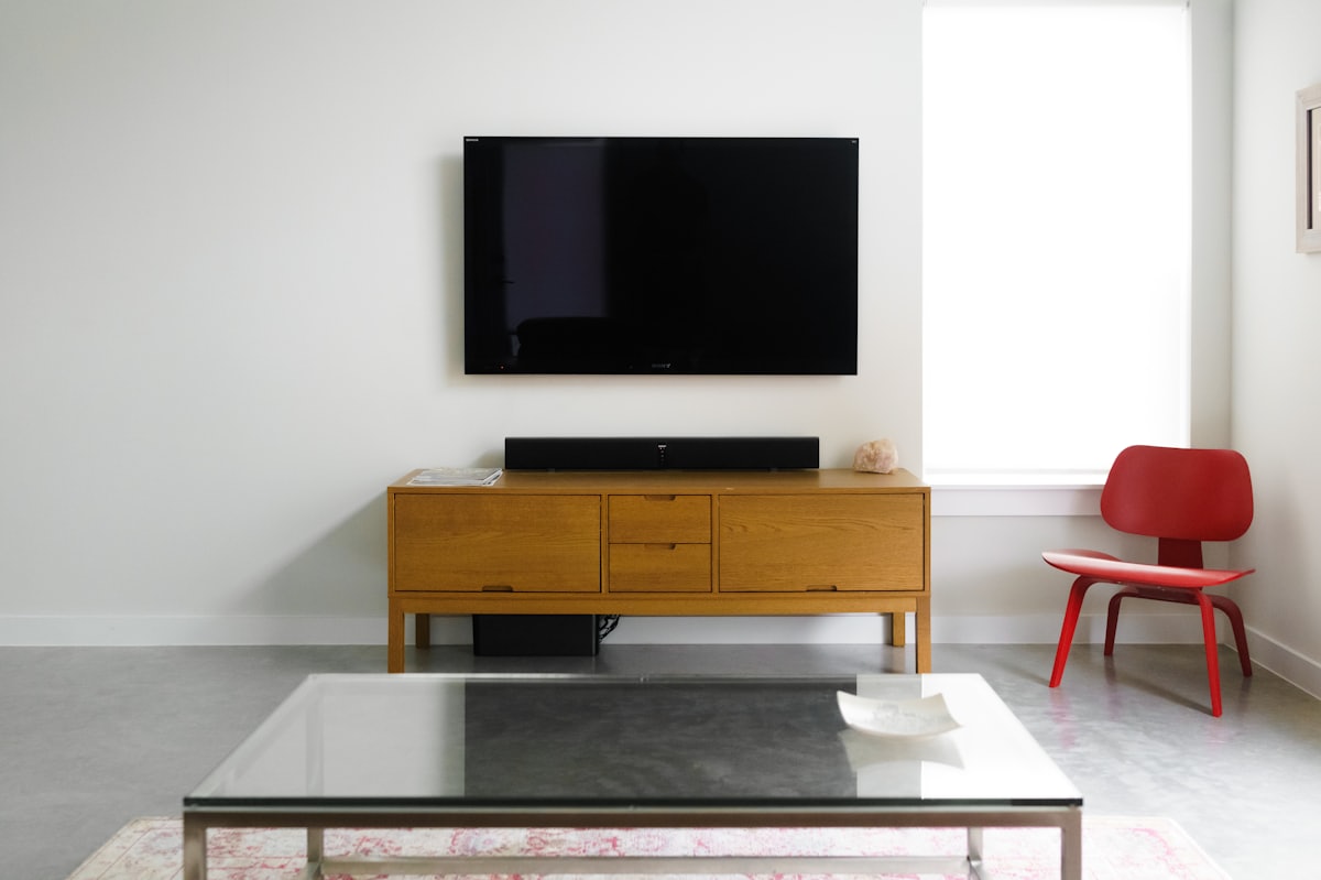 Dolby Atmos FlexConnect teknolojisini temsil eden modern televizyon ve oturma odası ses sistemi kurulumu