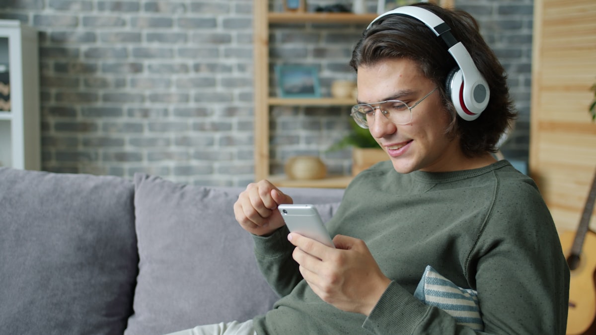 LC3 codec ve Bluetooth LE Audio kullanımını temsil eden kablosuz kulaklıkla müzik dinleyen kullanıcı