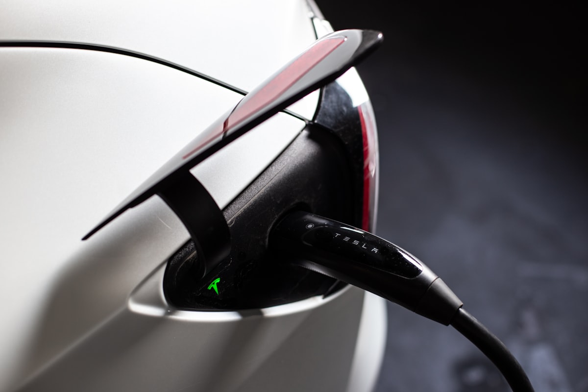 Plug and Charge sistemini temsil eden şarj istasyonuna bağlı elektrikli otomobil