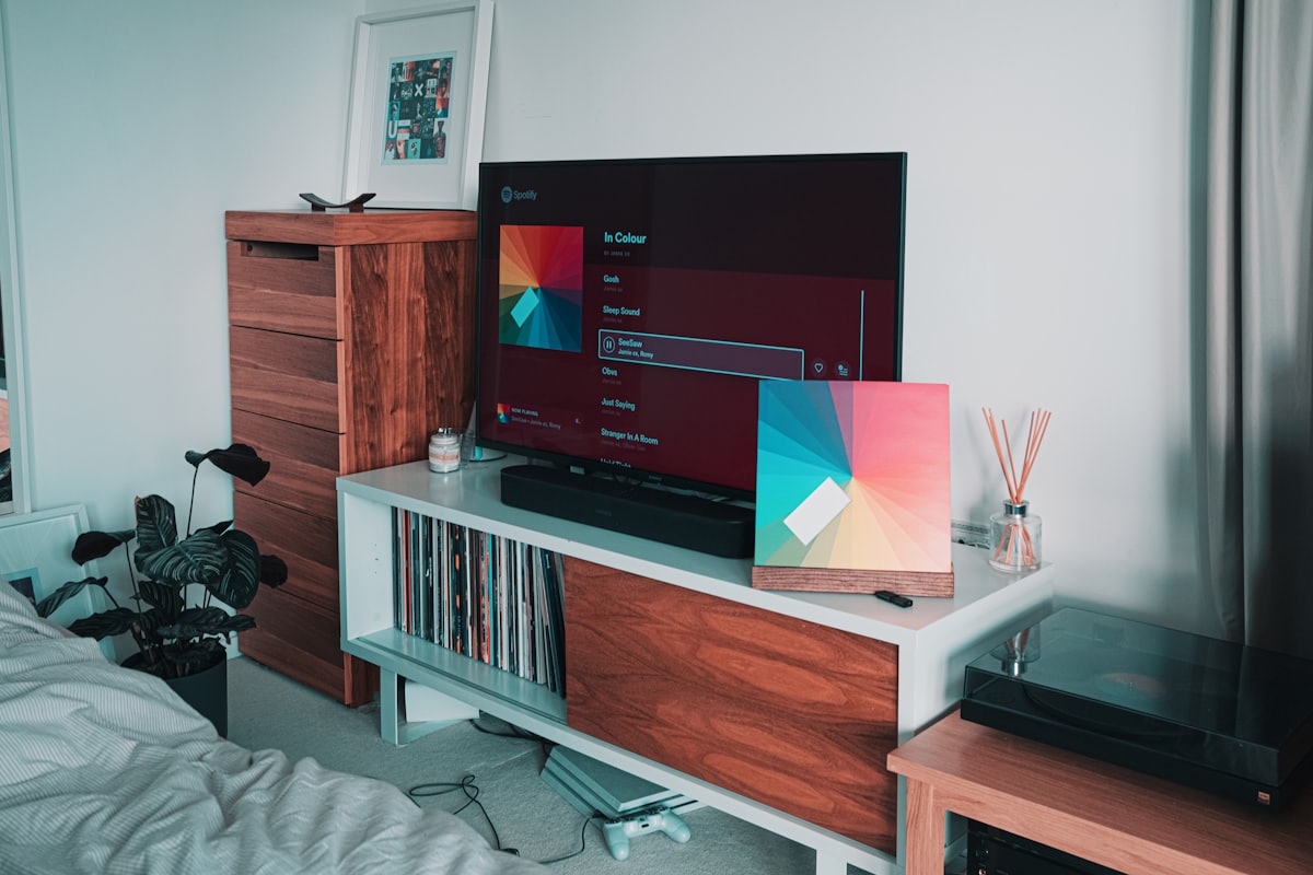 QMS Quick Media Switching özelliğini temsil eden modern televizyon ve medya izleme kurulumu