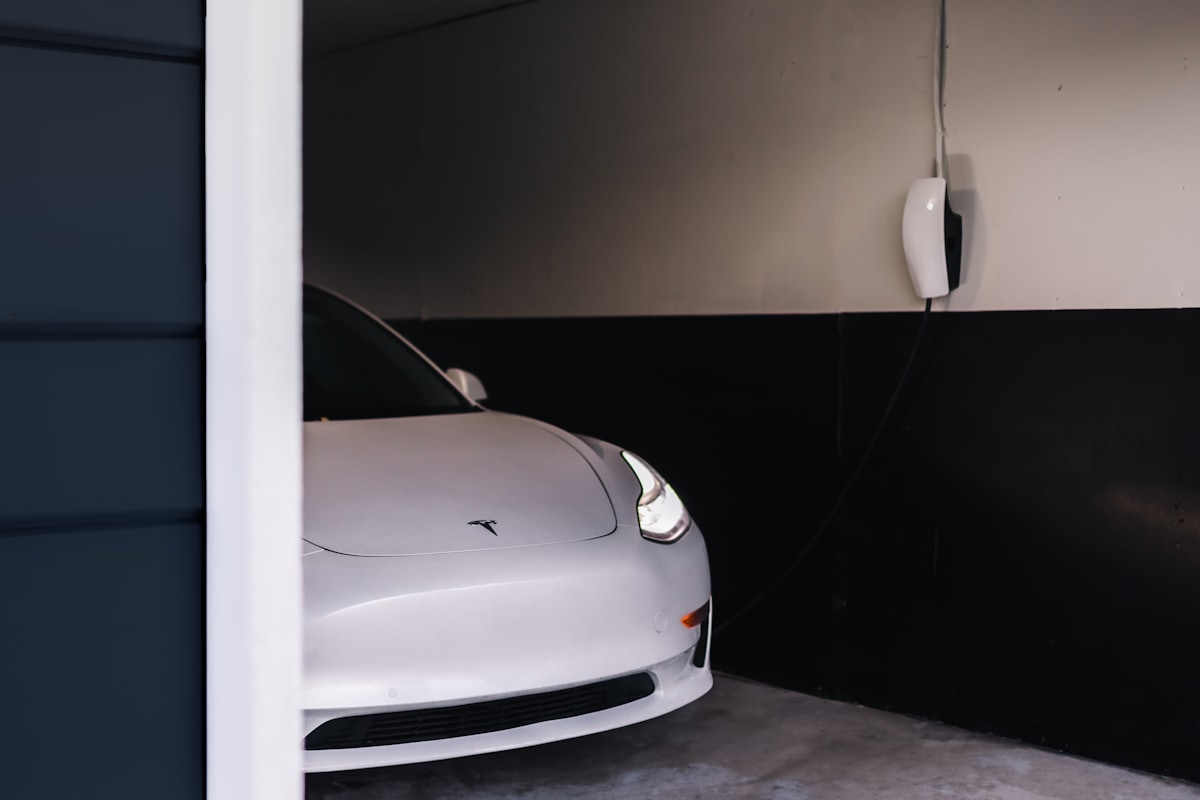 V2H sistemini temsil eden ev garajında park halindeki elektrikli araç ve enerji bağlantısı