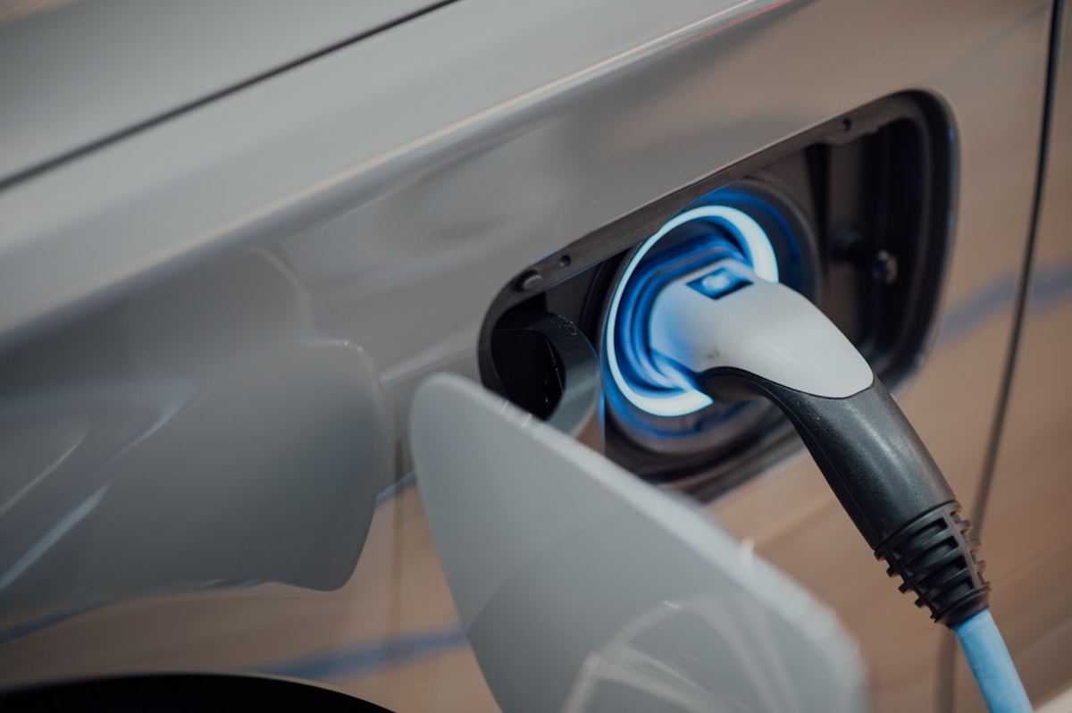 V2L araçtan enerji verme özelliğini temsil eden elektrikli otomobilin güç bağlantısı