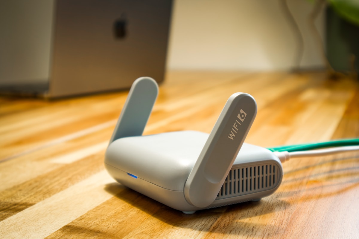 Wi-Fi 7 MLO teknolojisini temsil eden modern kablosuz yönlendirici ve ev ağı kurulumu