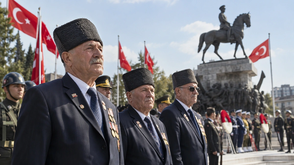 19 Eylül Gaziler Günü töreninde Atatürk anıtı önünde gaziler