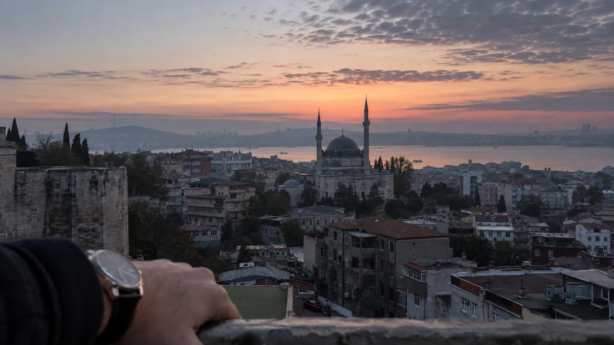 Gün doğumunda şehir ve cami silüetiyle namaz vakitlerini temsil eden doğal görünüm
